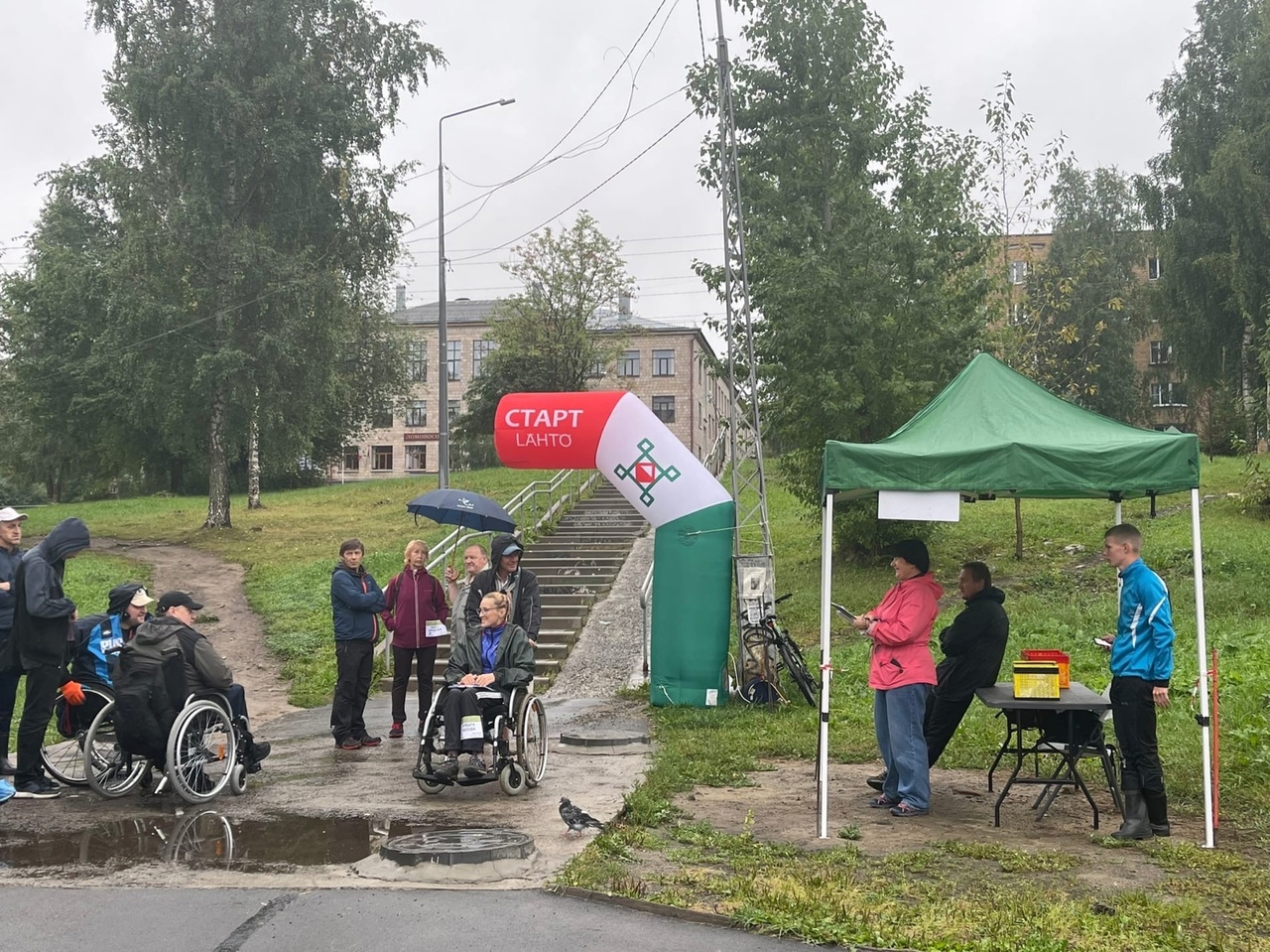 Спортсмены с ограниченными возможностями здоровья под дождем преодолели трассу в Петрозаводске