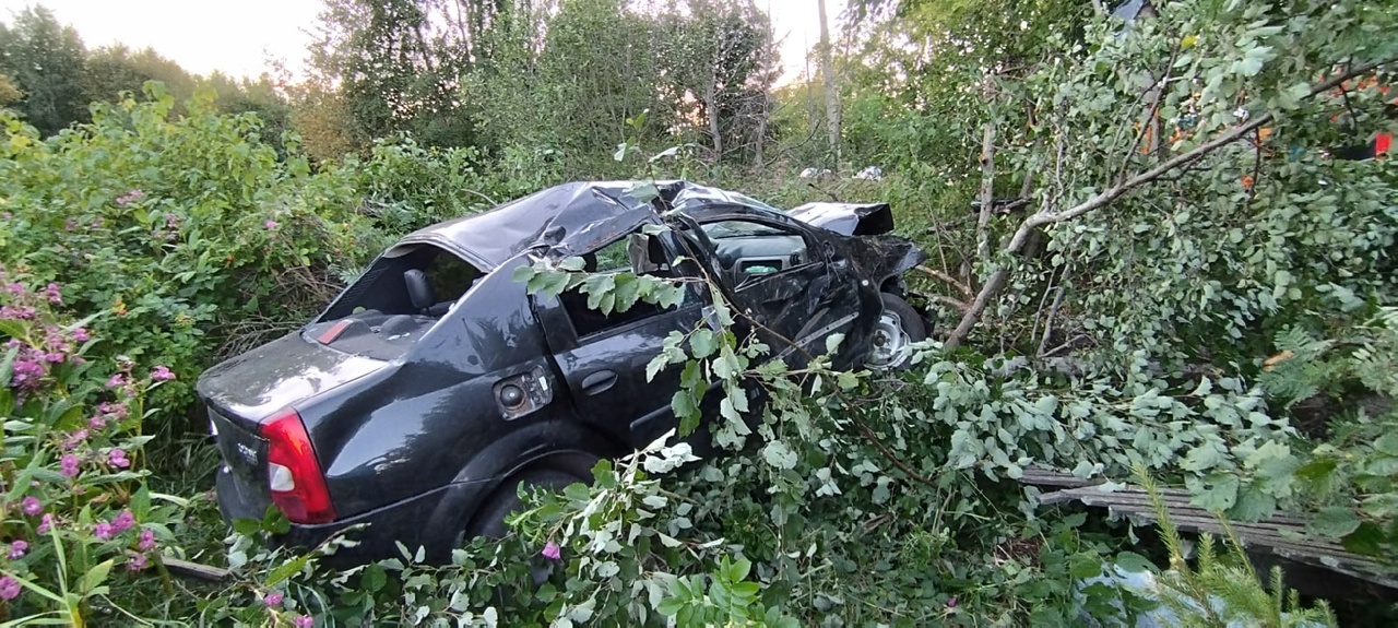 Автомобиль вылетел с дороги во двор на севере Карелии (ФОТО)