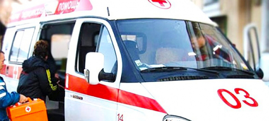 Водитель и пассажирка мопеда попали в больницу после лобового столкновения с кроссовером в Карелии