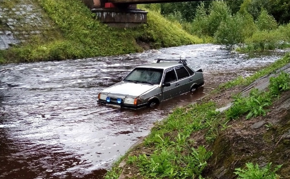  Сильные дожди затопили дорогу к ж/д станции в Карелии (ФОТО)