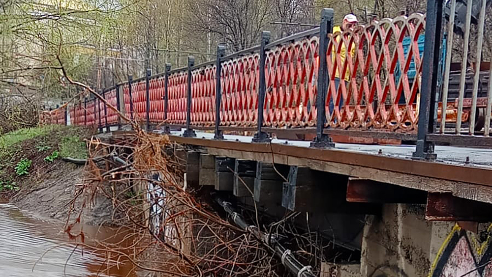 Из-за опасности наводнения пришлось поднять заслонки на мосту через реку в Петрозаводске