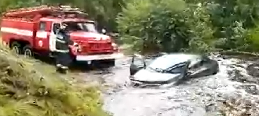 Наводнение под Петрозаводском: вытаскивать машины из бурлящего потока пришлось спасателям (ФОТО, ВИДЕО) 