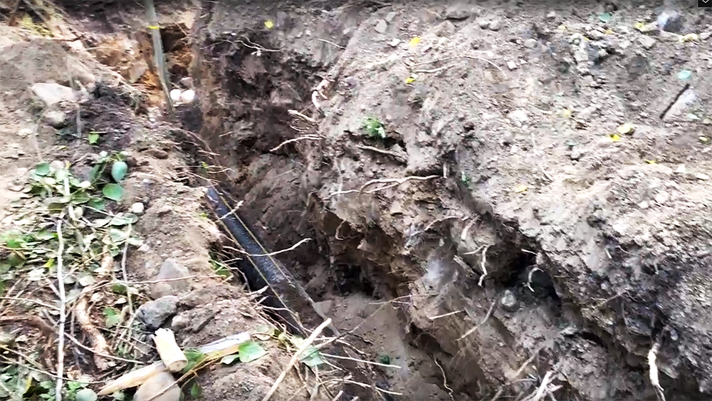 Женщина упала в разрытую газовщиками траншею в райцентре Карелии (ВИДЕО)