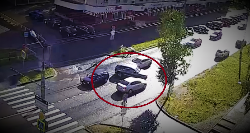 В Петрозаводске автомобилист не пропустил пешехода и тут же попал в ДТП (ВИДЕО)