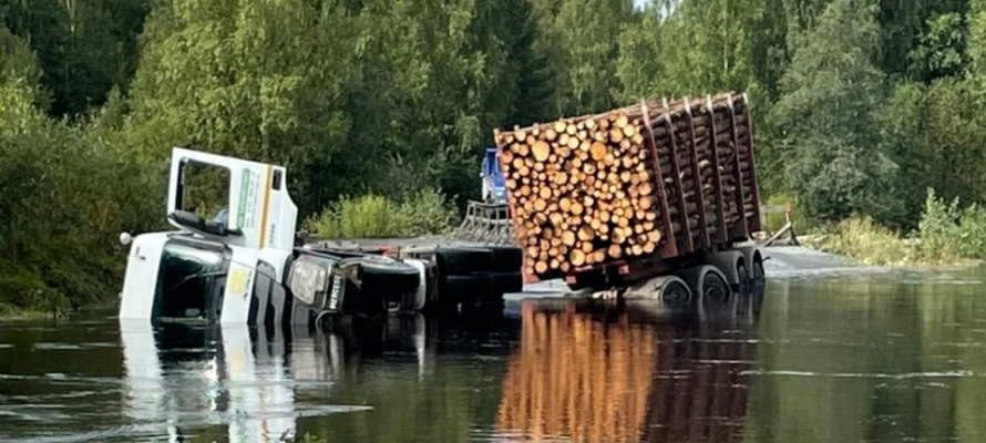 В Карелии очевидцы сообщают о падении лесовоза с моста (ФОТО)