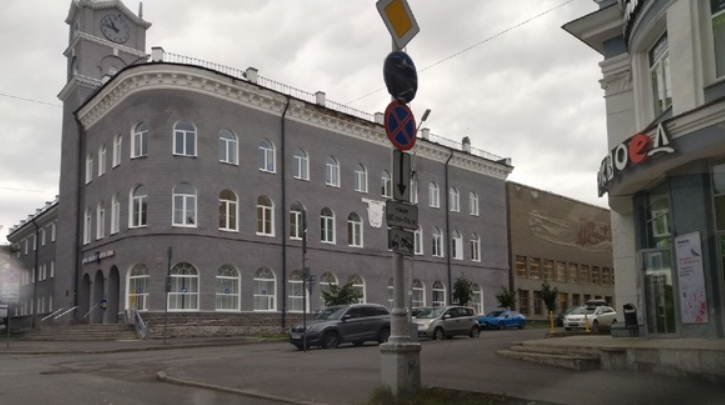 Водители заметили неразбериху из-за скрытого дорожного знака в центре Петрозаводска