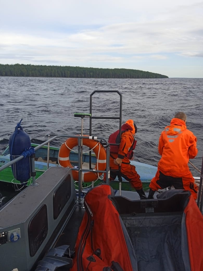 Четверо рыбаков перевернулись на катере в Онежском озере под Петрозаводском
