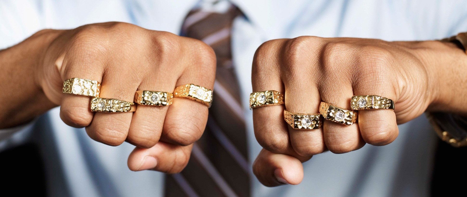 Золотое кольцо на мужской руке