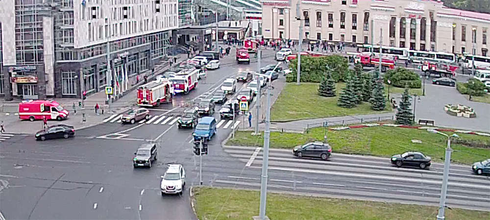 Видео: Толпу младшеклассников вывели на улицу в Выборге после заурядного, но тревожного сообщения