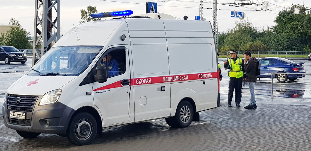 В центре Петрозаводска спорткар сбил 17-летнюю девушку на пешеходном переходе (ФОТО)