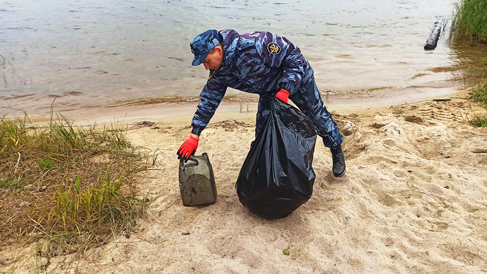 Сотрудники колонии убрали мусор с пляжа, чтобы сформировать экологическое самосознание у жителей Карелии