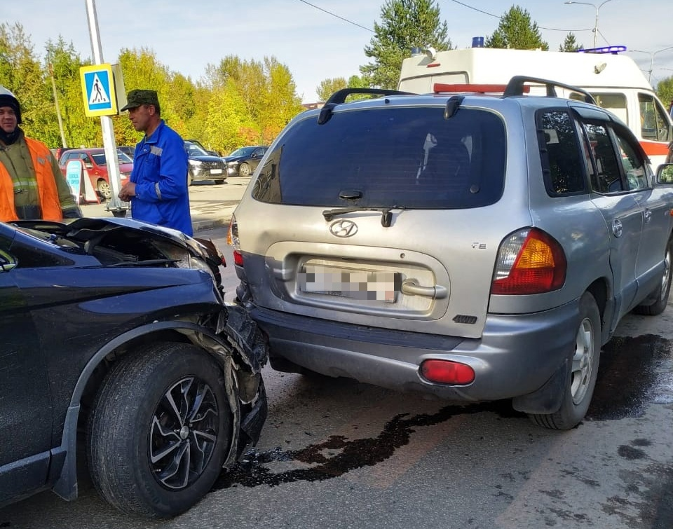 Спасатели извлекли пострадавшего из машины после ДТП на севере Карелии