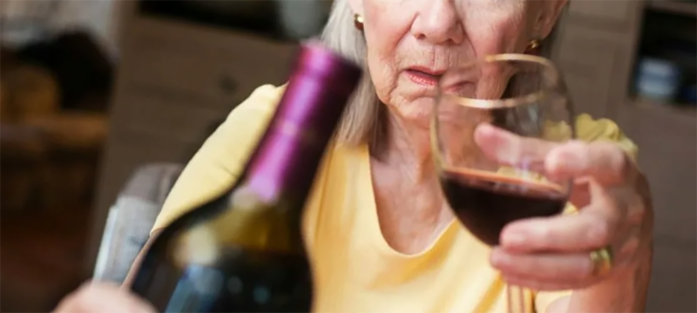 Пенсионерка в Карелии собрала знакомых на пьянку и лишилась сбережений