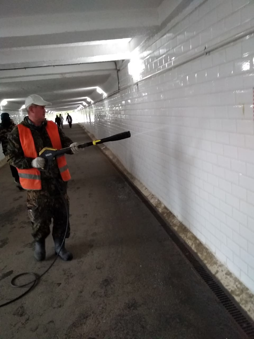 В Петрозаводске рабочие отмыли от грязи подземный переход и боролись с борщевиком