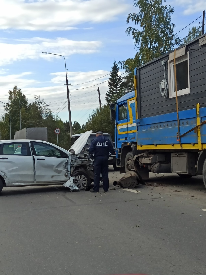 Легковой автомобиль врезался в грузовик на Силикатном кольце в Петрозаводске (ФОТО и ВИДЕО)
