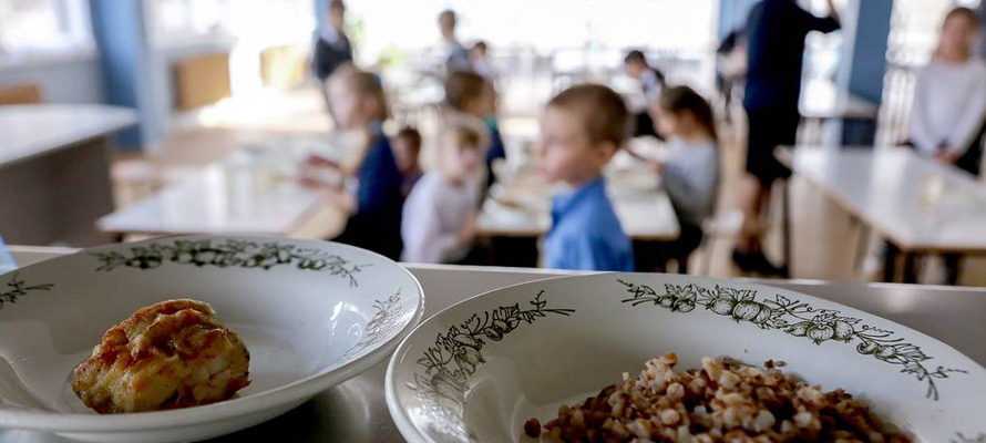 Детей из многодетной семьи отправили из школы в Петрозаводске голодными