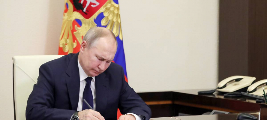 Президент России подписал закон о наказании за отказ участвовать в военных действиях