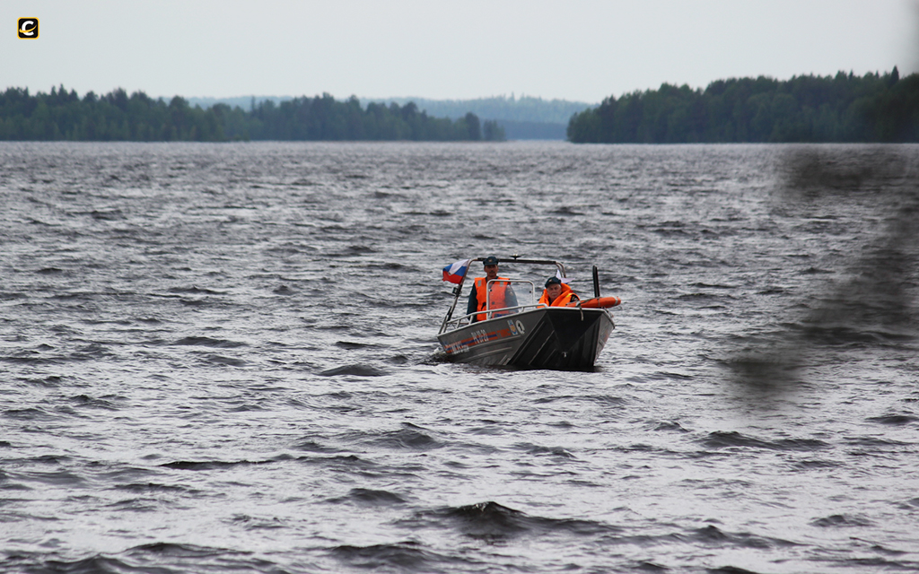 Туристы на онежском озере. Озеро Онего Карелия. Катер на озере. Карелия озеро с лодкой. Катер Карелия.