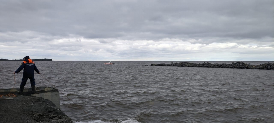 Сотрудники МЧС Карелии нашли тела погибших туристов с перевернувшегося катера на Онежском озере