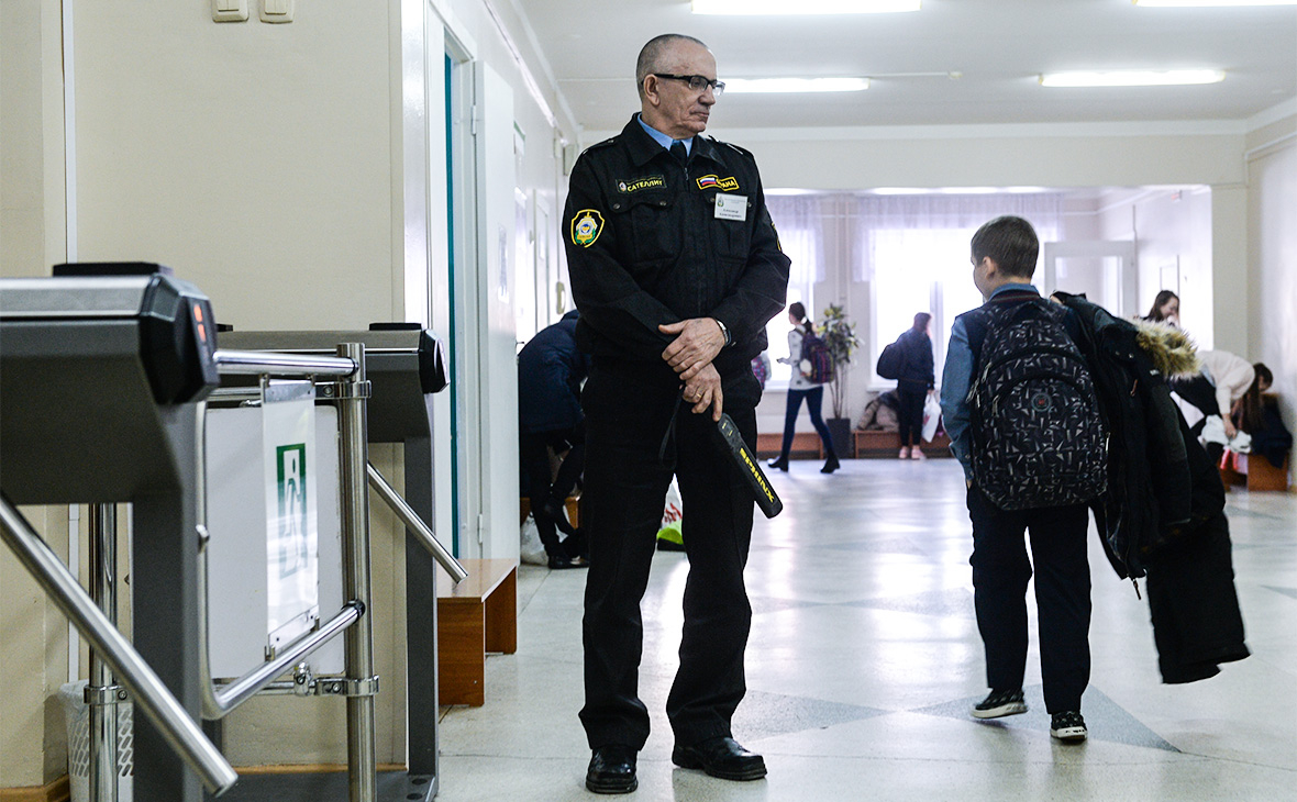 Тревожные кнопки проверят в детских садах и школах Карелии после трагедии в Ижевске