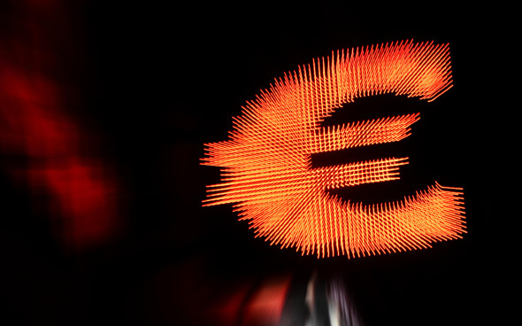 Евро рухнул до минимальной за 8 лет отметки