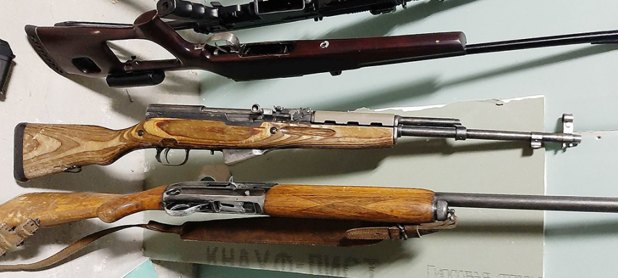 Жители Карелии сдали оружие военнослужащим