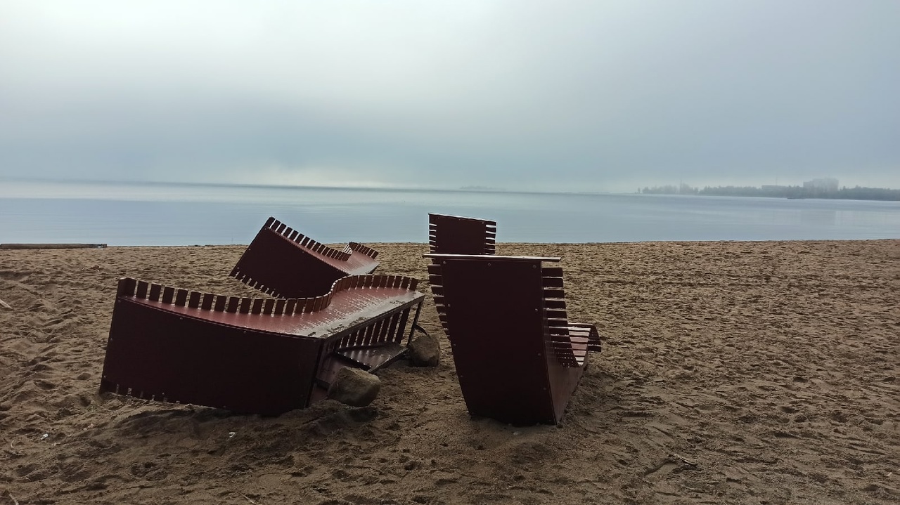В Петрозаводске вандалы разгромили недавно благоустроенный пляж (ФОТО)