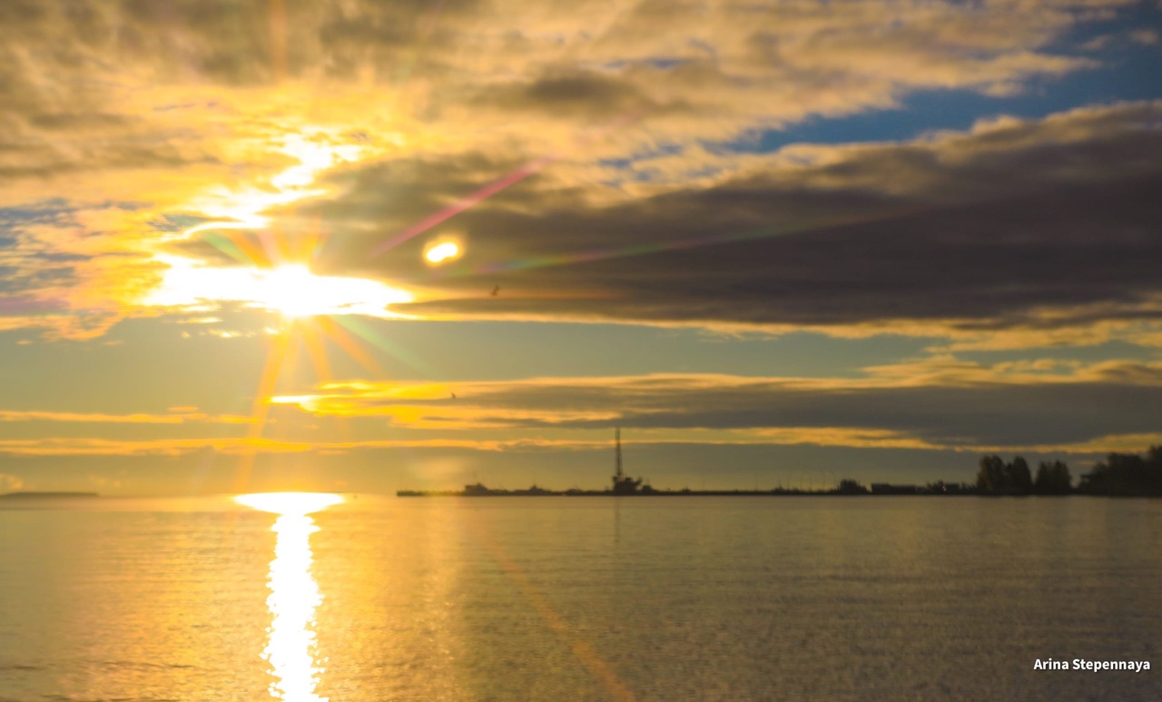Фотограф из Петрозаводска «поймала» рассветные лучи солнца над Онего (ФОТО)