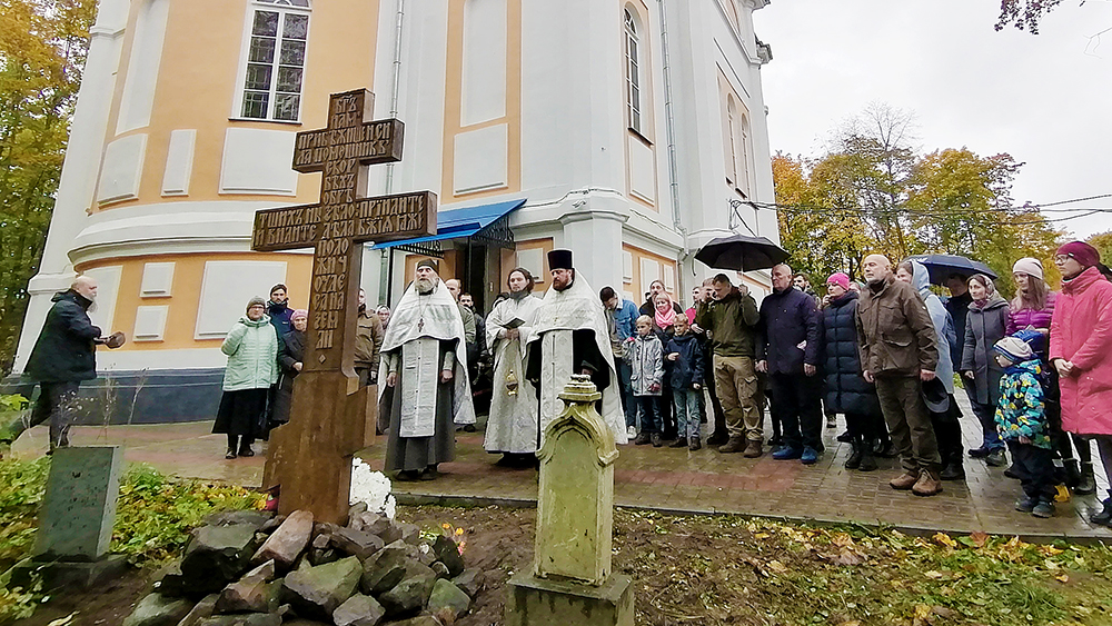 В Петрозаводске установили крест-кенотаф расстрелянному священнику