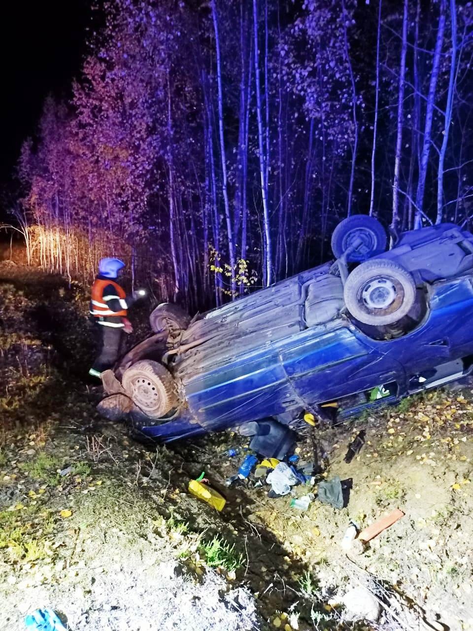 Спасатели в Карелии достали пострадавших из перевернувшейся в кювет машины