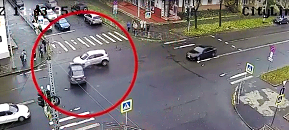 Столкновение автомобилей в центре Петрозаводска попало на камеру наблюдения (ВИДЕО)