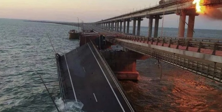 Восемь пассажирских поездов опоздают из-за взрыва на Крымском мосту