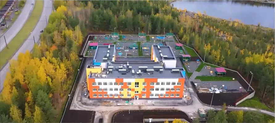 Компания «КСМ» поделилась свежим видео со строительной площадки детского сада на улице Репникова в Петрозаводске