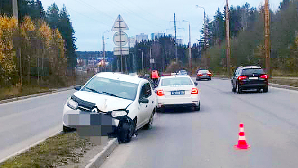 Пьяный водитель снес дорожный знак на самой аварийной улице Петрозаводска (ВИДЕО)