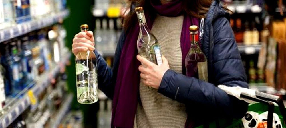 В Карелии женщина спрятала под одеждой бутылку крепкого алкоголя в магазине, но далеко не ушла