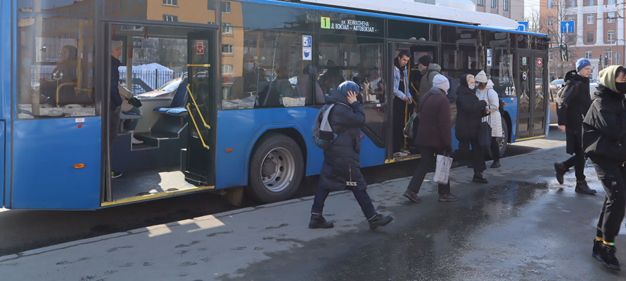 В троллейбусе Петрозаводска пассажир ударил женщину-кондуктора в челюсть