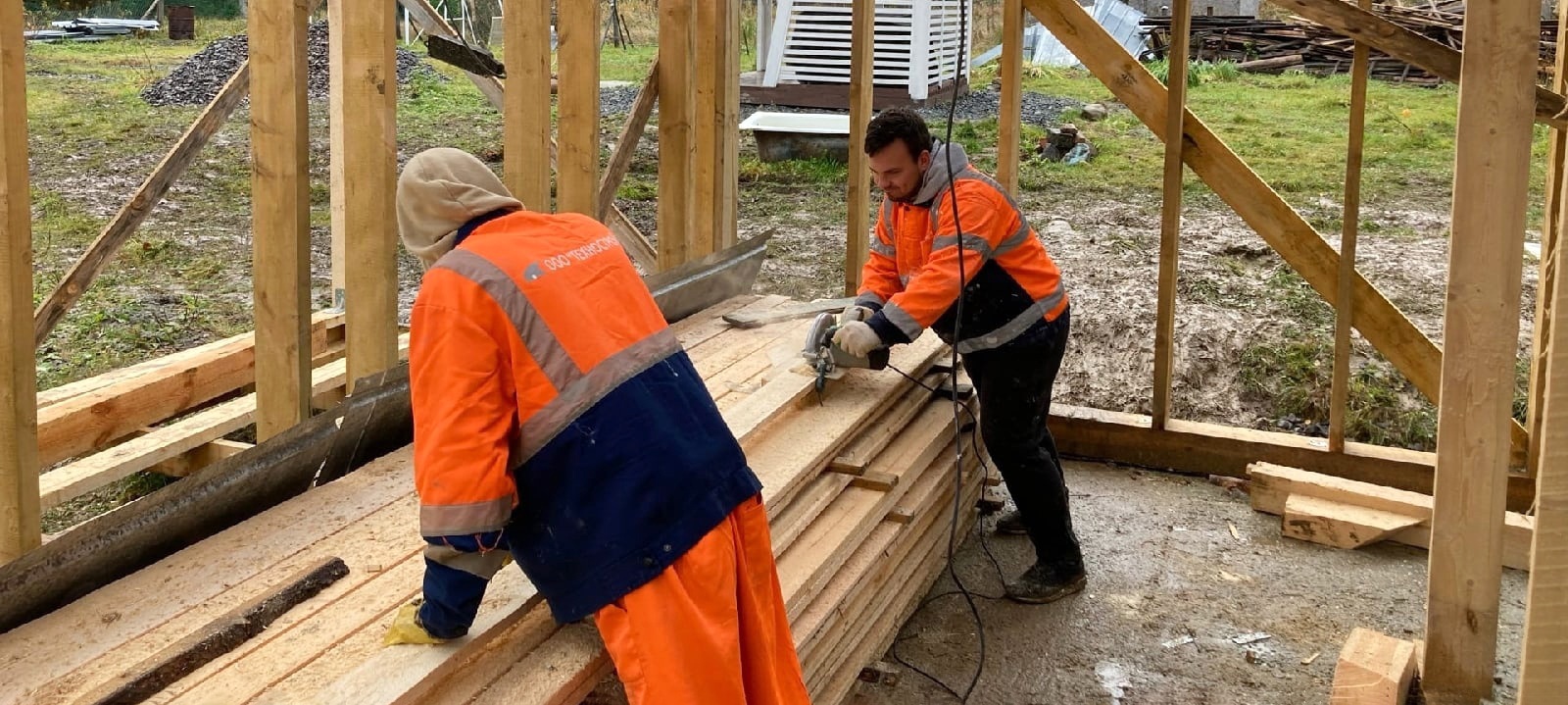 Волонтеры две недели строили дом для семьи мобилизованного жителя Карелии