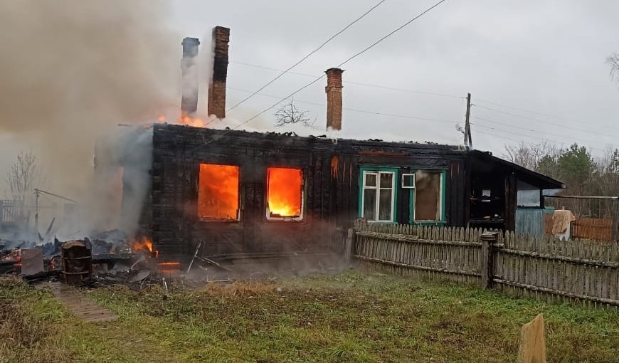 Деревянный дом сгорел в деревне в Карелии
