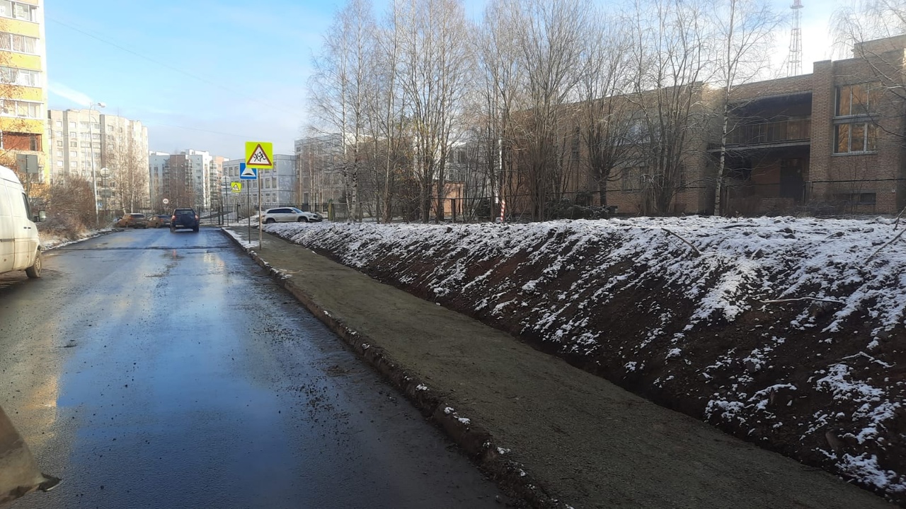 Власти Петрозаводска с опозданием, но проложили детям безопасный путь к школе 