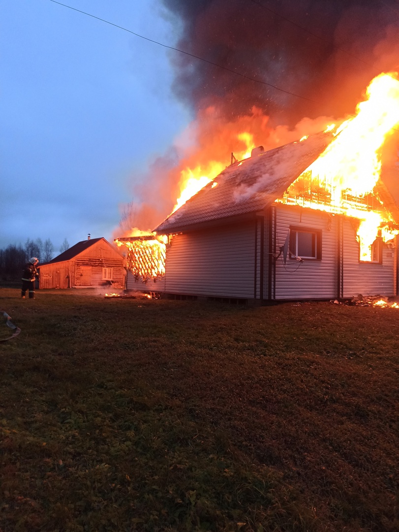 Пожар уничтожил дом в деревне Карелии (ФОТО)