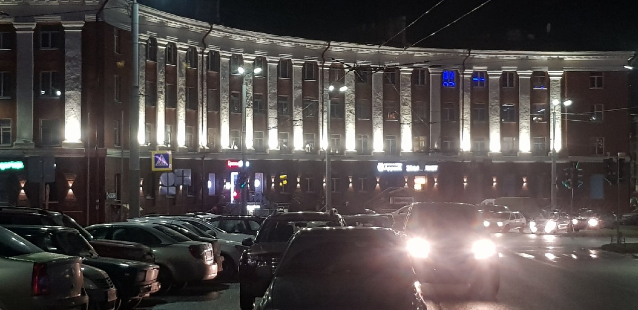 «Стоим в 3 ряда»: Опаздывающая «Ласточка» собрала у вокзала в Петрозаводске огромные пробки