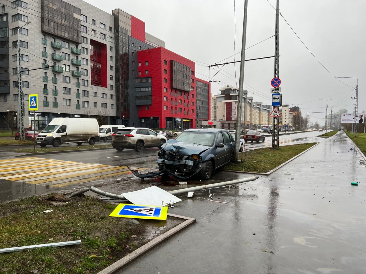 Автомобиль вылетел на тротуар и протаранил дерево в Петрозаводске (ФОТО,  ВИДЕО) | СТОЛИЦА на Онего