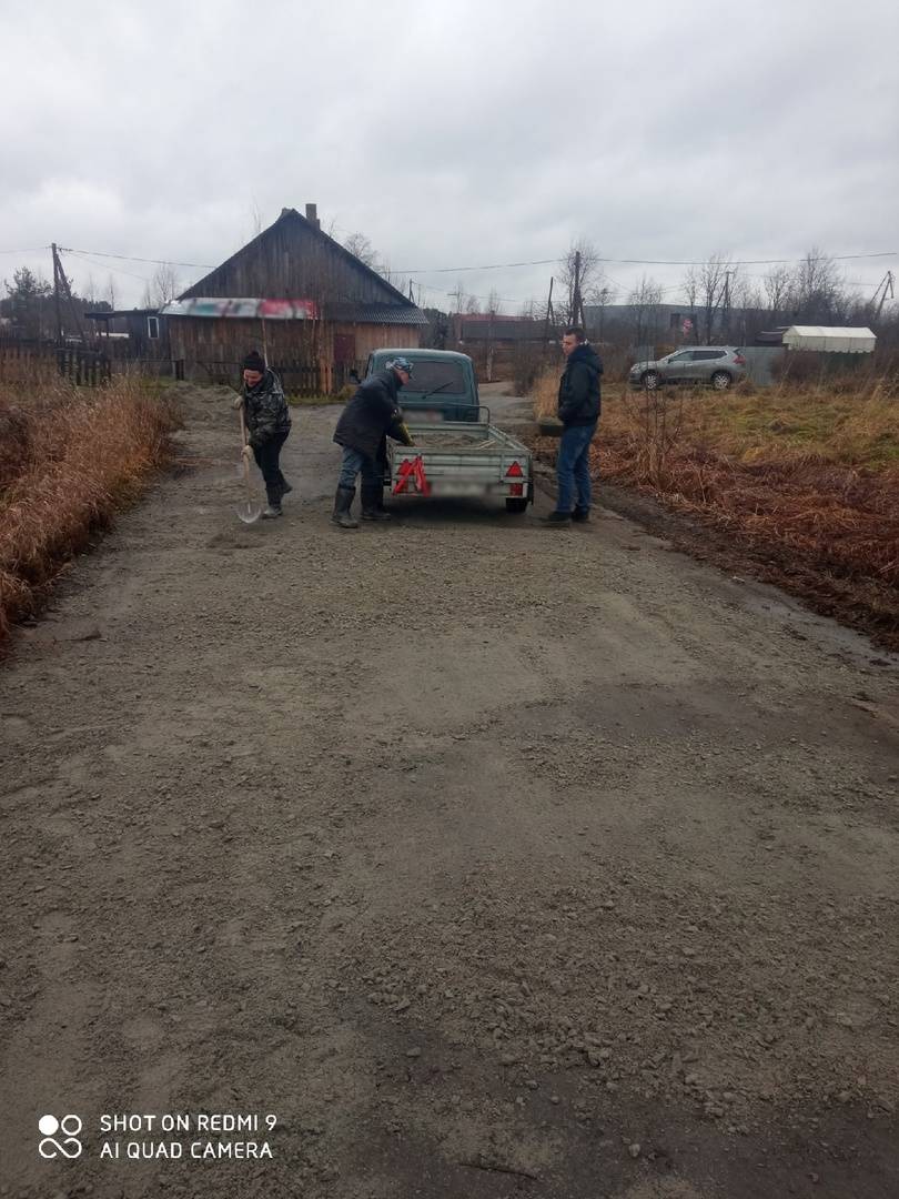 «На администрацию надежды нет»: жители поселка в Карелии самостоятельно ремонтируют дорогу (ФОТО)