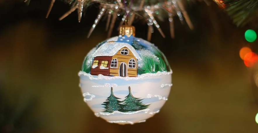 Новогоднюю елку на Онежской набережной украсят авторскими игрушками  