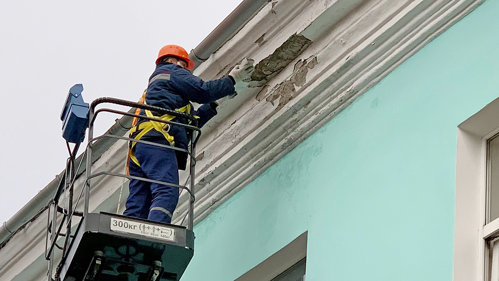 Здание СМИ. Не ремонтируемые здания на Украине. Кто ремонтирует бюджетные здания. 10 ноября рабочий