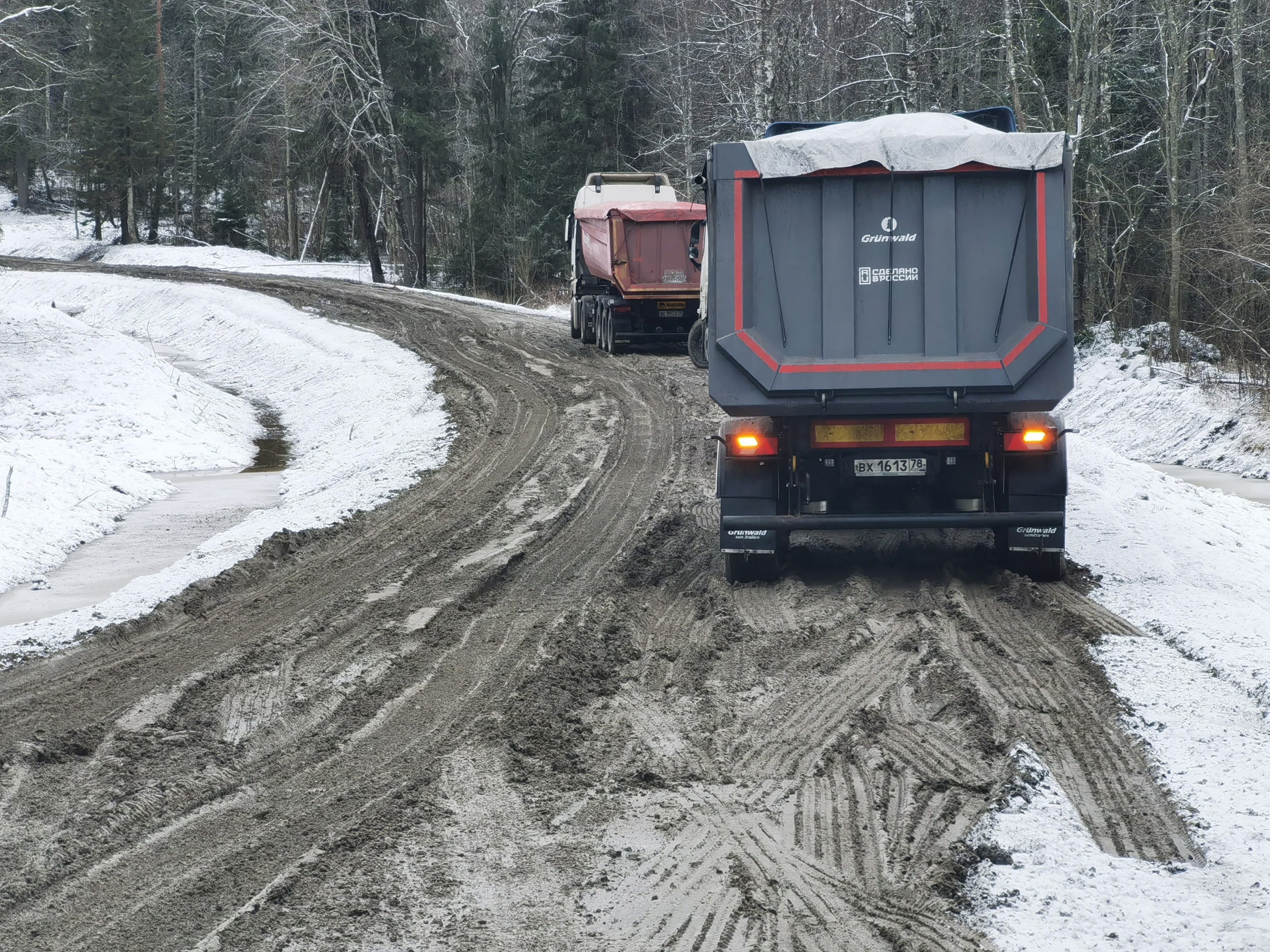 Жители Карелии пожаловались на карьерные грузовики, которые разбили дорогу между двумя поселками