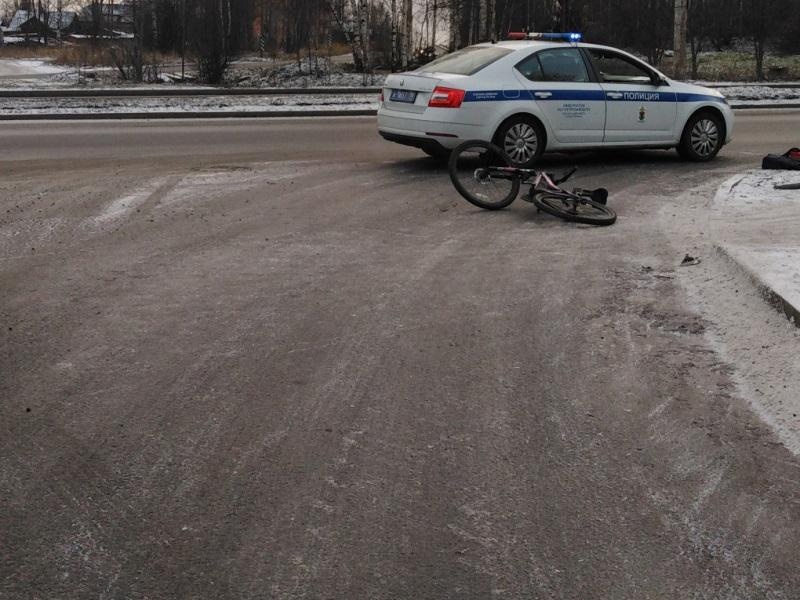 В Петрозаводске пенсионер за рулем автомобиля Fiat сбил велосипедистку и скрылся