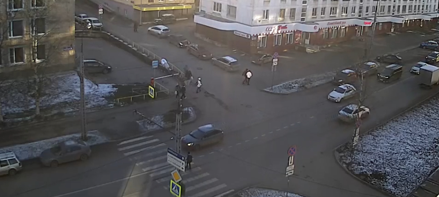В Петрозаводске подросток выбежал на дорогу и чуть не попал под колеса автомобиля (ВИДЕО)