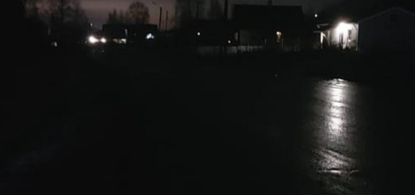 Власти не смогли поделить линию освещения вдоль трассы – и поселок в Карелии погрузился во тьму 