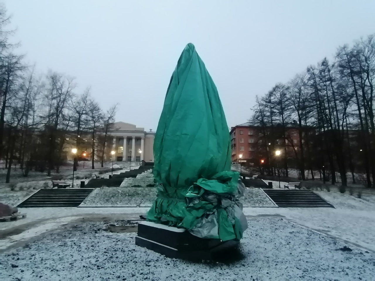 Власти Петрозаводска установили памятник ювелиру Перхину на набережной, несмотря на споры